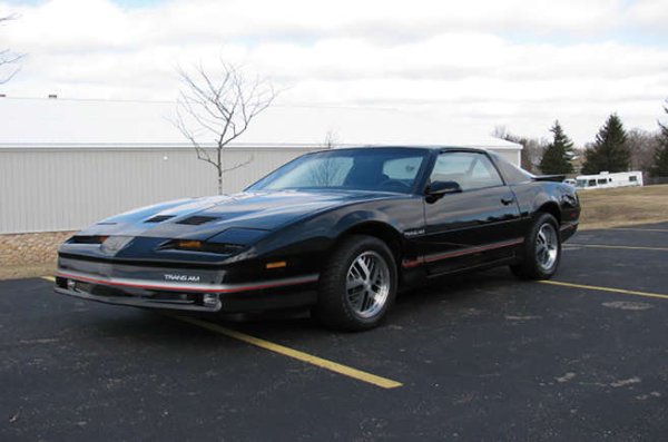 Второто поколение Pontiac Trans Am получи невероятна реклама по цял сят благодарение на филмите с Бърт Рейнолдс. Но тези дни бяха минало и марката трябваше да популяризира елегантно изглеждащото трето поколение Trans Am през 1982.

Дейвид Хаселхоф изигра бореца с престъпността Майкъл Найт, но истинската звезда на шоуто беше неговият почти неразрушим Trans Am, наречен KITT (Knight Industries Two Thousand), който имаше всяка технологична джаджа, която едно тийнейджър може да иска! Плюс способността да развива 320 км в час.